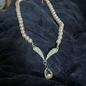 Elegant Pearl and Crystal Necklace